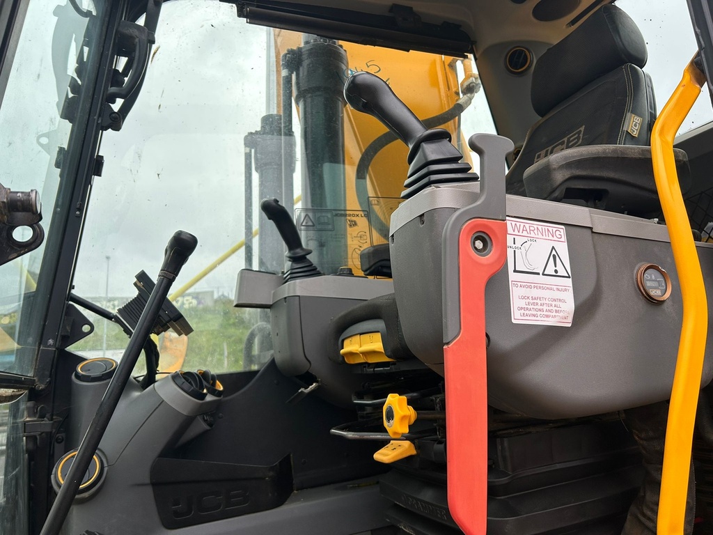 JCB 220 XLC
